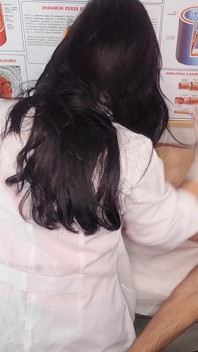 Y tá quan sát sự cương cứng của bệnh nhân