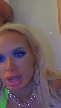 Sophie và Paige tắm bẩn thỉu