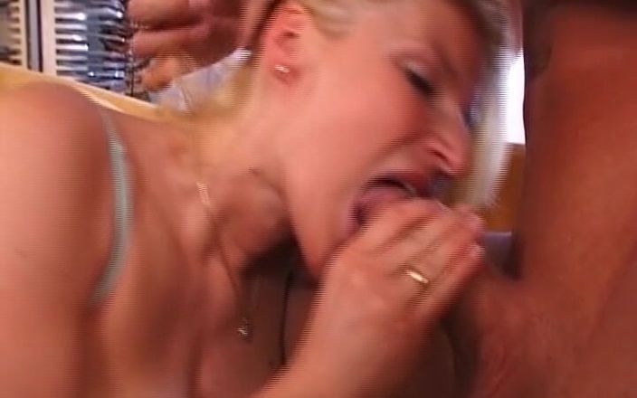 German's MILF: Blond tysk MILF i strumpor blev penetrerad