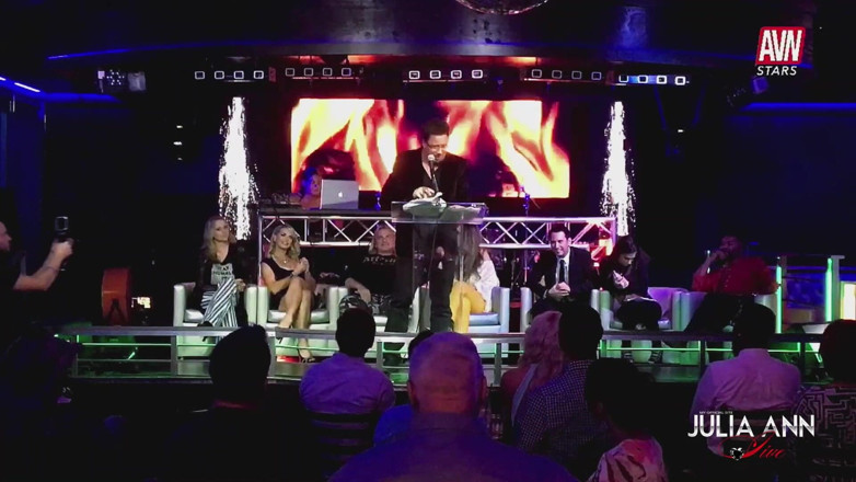 Julia Ann: การคั่ว Avn ของกูดําเนินการต่อ! Evan Stone!