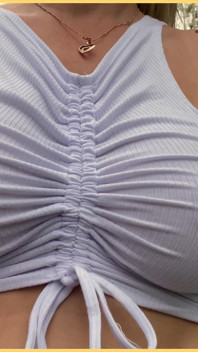 Perfeitos peitos sem sutiã em público