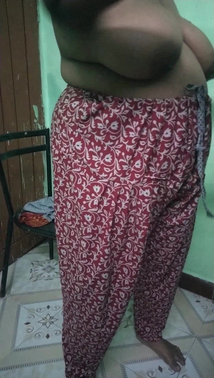 Tamil lesbian: 三个阿姨在我的卧室里穿着热辣的礼服