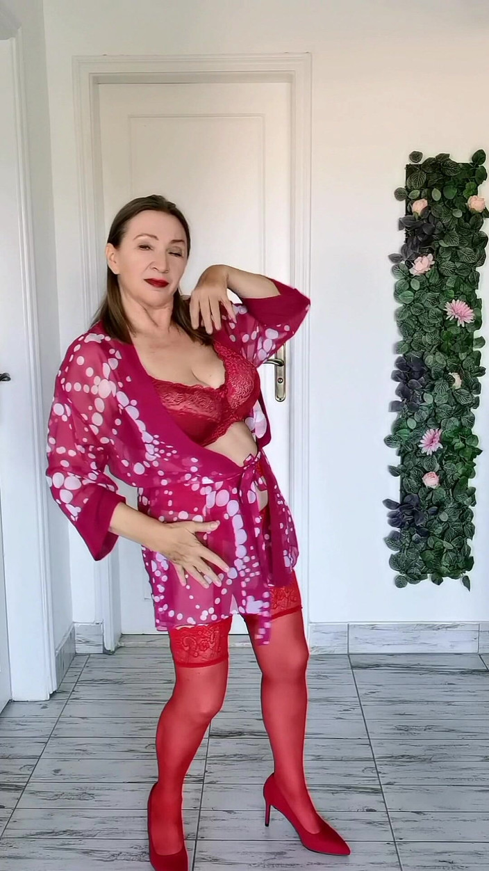 MariaOld: Červené punčochy a sexy spodní prádlo na obrovských zralých kozách