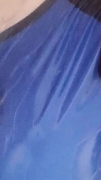 Latexjunge in Blauer Schwarzer Latex-badebekleidung Unter Der Dusche