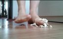 Carmen_Nylonjunge: Des mini couilles mozzarella piétinent - des pieds en bas nylon écrasent...