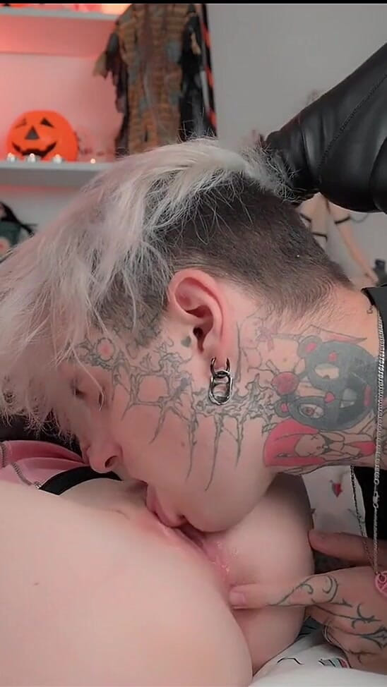 pinkloving: Une fille d’Halloween en bottes à talons hauts fait un footjob...