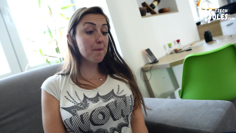 Czech Soles - foot fetish content: Croma's fan volgt haar huis en serveert haar grote voeten