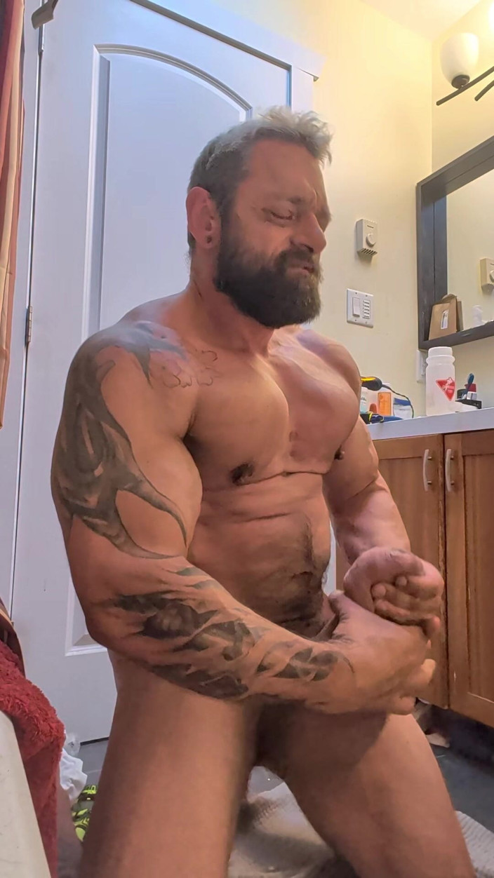 Bruiser Bearwood: Masturbasi kontol silikon