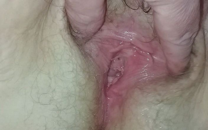 Dildo in my pussy: 在我女孩毛茸茸的湿润阴户上吃药