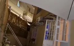 Beni boşaltıyorlar - büyük bir yarakla ve inliyor
