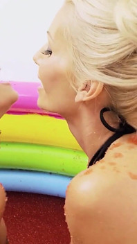 Lesbe Pool_scene_2_lesbian MILF-paar in Bikinis genießt einen Gelee-pool