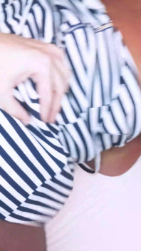 美しくセクシーな黒人女性を座って楽しむ
