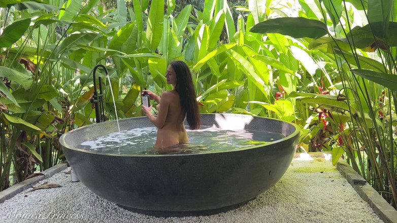 Princess Monica: ジャングルバスネイキッド - 舞台裏