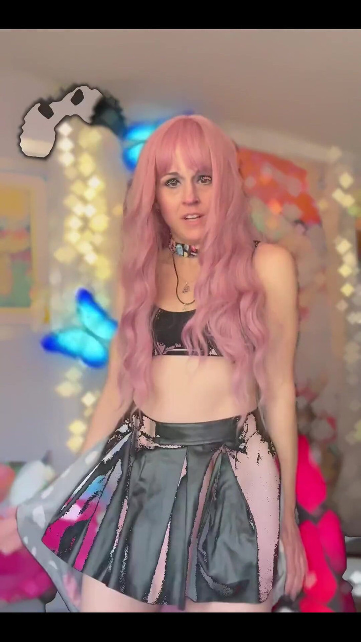 Suzy Wylde: Máy bay bà già khiêu vũ!