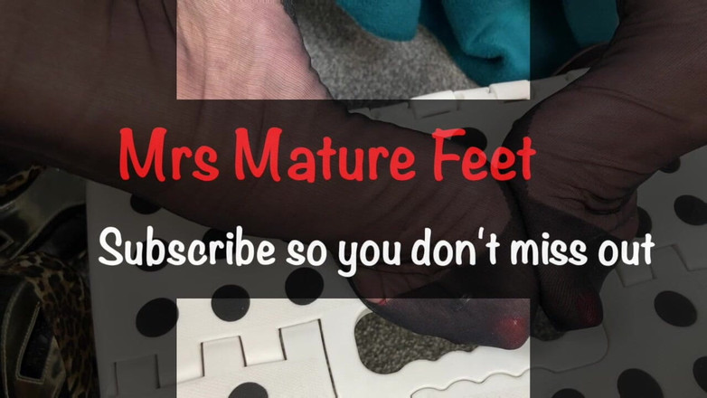 Mr MF: 熟女的脚用她最喜欢的小玩具之一给我一些时间