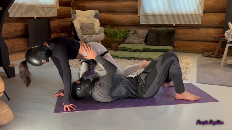 Purple Papillon: 彼は靭帯を伸ばしたいと言いましたが、私は代わりにストラップオンで穴を伸ばすことにしました