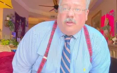 Professor mijando em cima de suas meias de vestido e enorme gozada