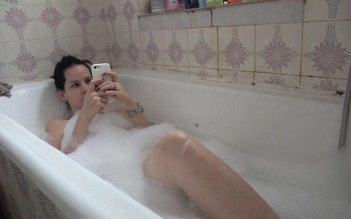 Anna Sky: 温泉は熟女アンナがお風呂に入り、彼女の足を示しています