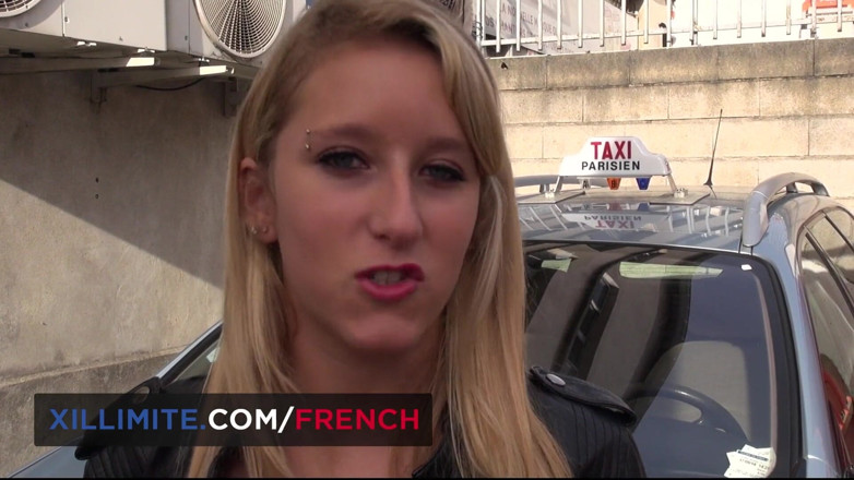 French girls at work: Francouzská teenagerka s malými prsy Kelly Pix