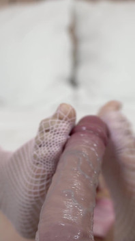 Stuzzicando un dildo con i miei piedini sexy