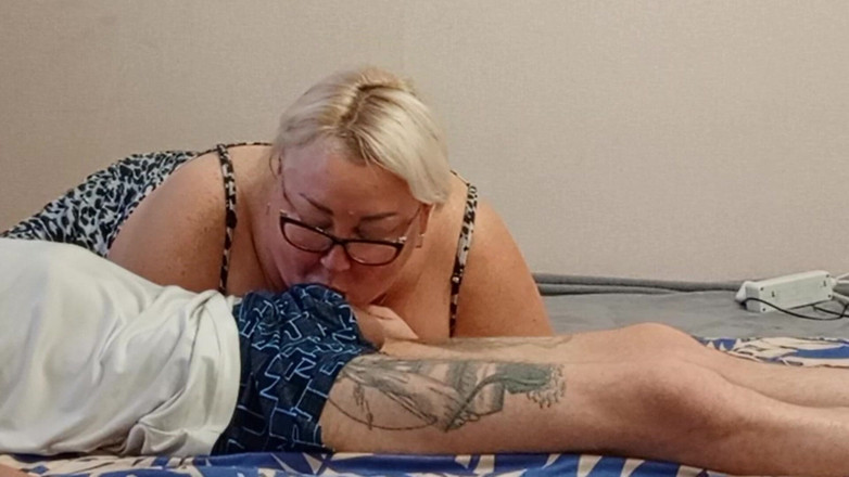 Zona901: 深深口交在我邻居的嘴里射精