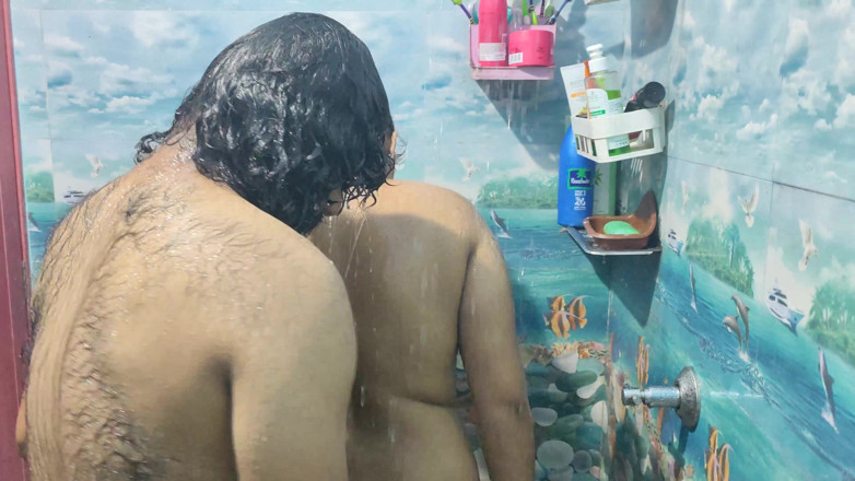 Vaigavarun45: Pareja caliente en el baño - romance en el baño
