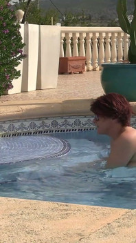 chalo, pool ke kinaare ek porn shoot karte hain