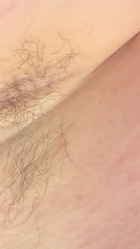POV, tu es toute menue et dans mes aisselles géantes