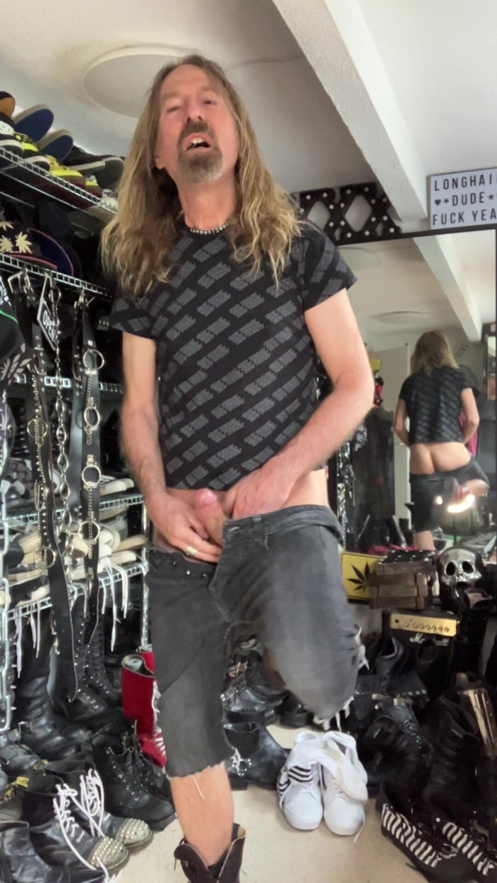 Longhairdude: Ragazza dai capelli lunghi in stivali da esercito, jeans tagliati,...