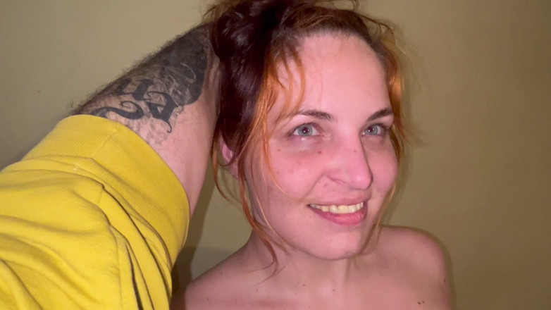 Elena917: Fackování obličejem při stoje na šukačce POV