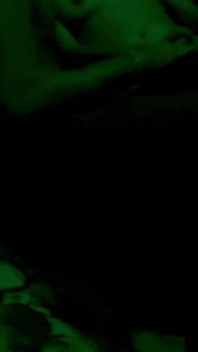 Cuckold-ehemann nimmt video von ehefrau auf, die harten sex mit dem freund des ehemanns genießt