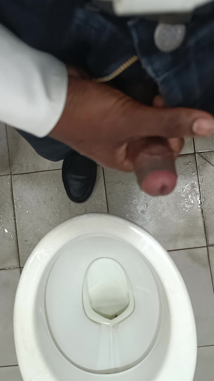 Tamil boy: Tamilský mladý chlapec masturbuje v koupelně s kancelářskou uniformou.