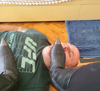 Mistressyammyboots: 一个不听话的奴隶的快速惩罚和再教育