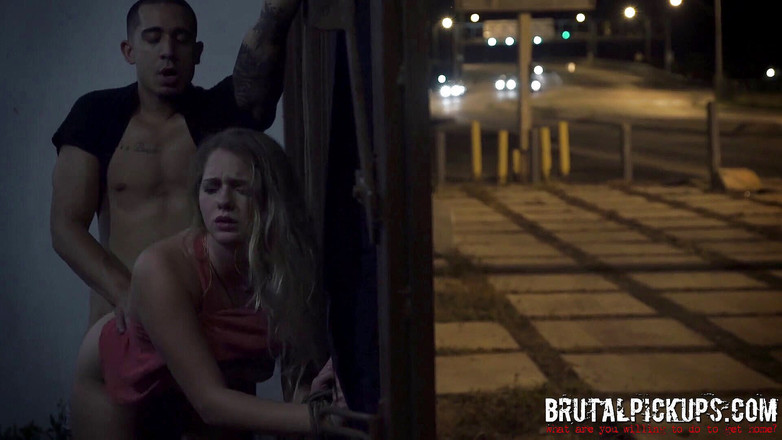 Latina Patrol: Тінки пікапи - Lilly Sapphire брудна краля-хіпі любить жорсткий член