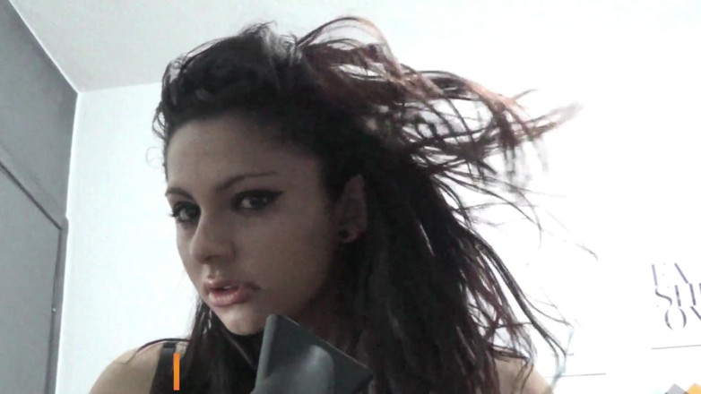 Carlos Simoes oficial: Hot Girl Fixing Her Hair and Twerking.