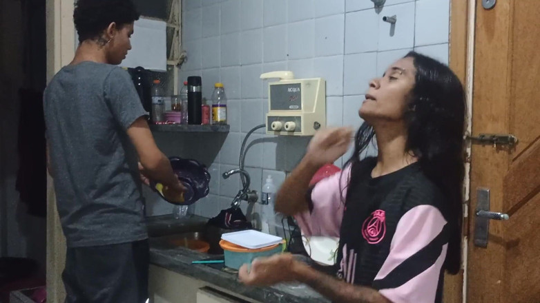 Jasmine Santanna: Dia meyakinkan saudara tirinya untuk benar-benar panas saat orang tuanya...