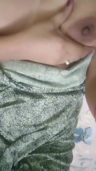 Desi Schönheit im eleganten kleid - langsam necken &intensives solospiel - kein gesicht - 4K ultra HD