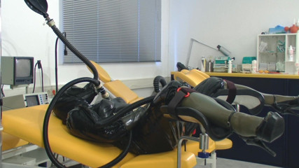 Rubber & Clinic Studio - 1ATOYS: Masturbare bizară în cauciuc cu pișat-rebreather