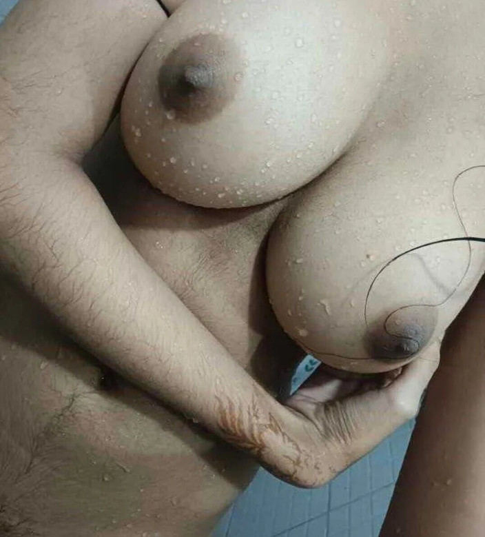 Sexy gunjan: Üvey anne tombul vücudunu gösteriyor