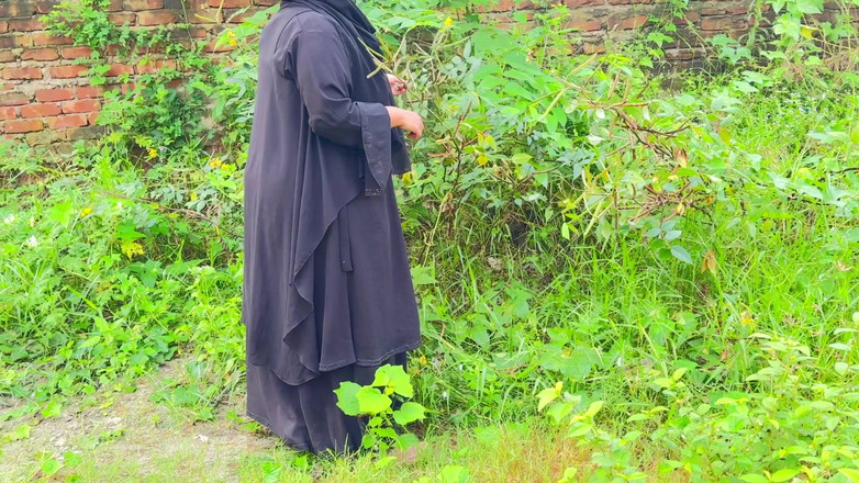 Aria Mia: Fată musulmană cu voal hijab din Junglă - sex în aer liber
