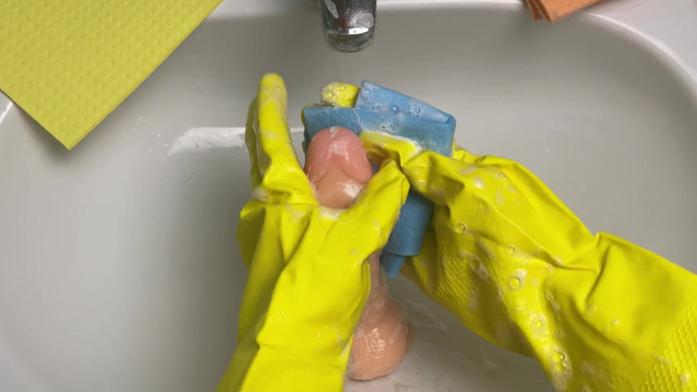 Cherryonthecake231: Suri rumah panas membasuh dildo selepas pepeknya