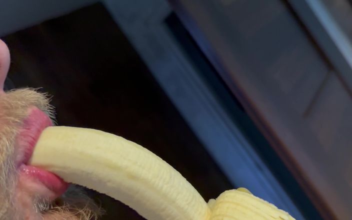 Fem Bi: Instrukcje, jak dziwka prawidłowo zjada banana