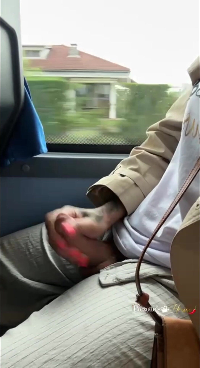Prezottes_House: Jaký výstřik, lol Sabrina dává dobrý výstřik uvnitř autobusu, zatímco...
