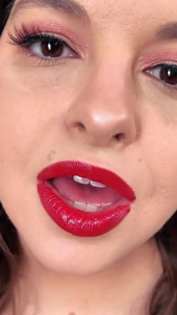 Voor altijd zwak voor mijn lippen - verleidster Sydney schreeuwt, past rode lippenstift toe voordat ze je bedekt met haar lippenstift kustekens