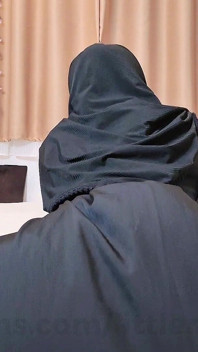 Una traviesa chica hijab malasia haciendo porno mostrando su culo en Abaya