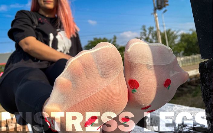 Mistress Legs: Voeten in lekkere nylon sokken met bessen