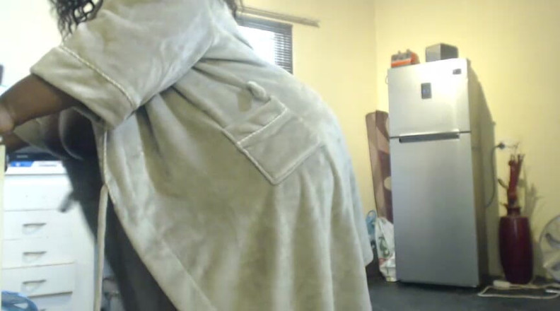 Legendary Booty Overdose: Tante seksi kulit hitam dengan jubah seksinya