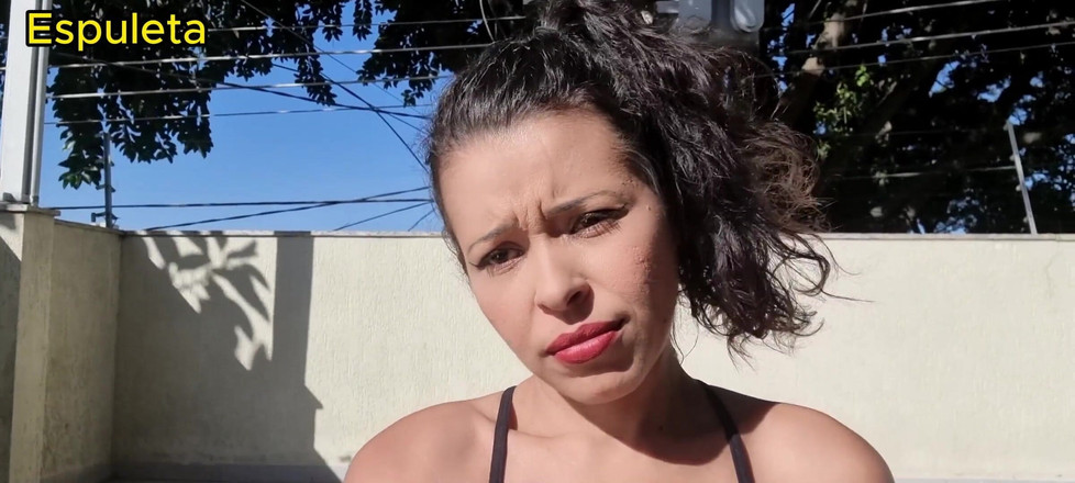 Espuleta Maia: Fumând cu sânii ei afară