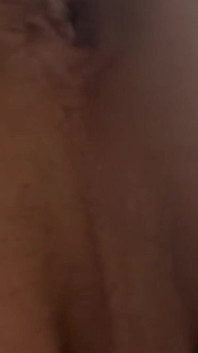 Japonská tgirl si honí v kondomu a mrdce