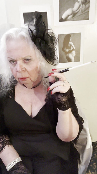 Constance: Fumare e pisciare in nero